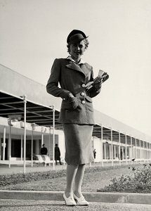 Model i et jakkesæt skabt af couture-huset "Graldi". En stiv hat fuldender ensemblet. (s/h foto) af Luis Bogino
