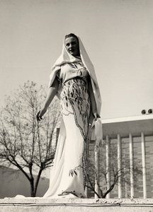 Model i en aftenkjole af blomstret stof, skabt af couture-huset "Lamma". Artiklen afsluttes med et langt slør. (s/h foto)