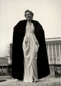 Model i aftenkjole, en kreation af couture-huset "Graldi". Artiklen er suppleret med en pels-trimmet kappe. (s/h foto)