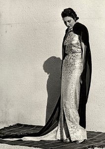 Model i aftenkjole skabt af det italienske couture-hus "Dragoni". Artiklen er suppleret med en lang fløjlskappe (s/h foto)