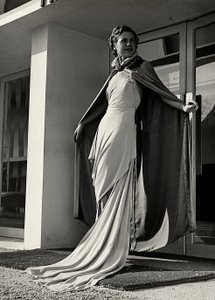 Model i aftenkjole skabt af couture-huset "Graldi". Artiklen er suppleret med en kappe af let stof. (s/h foto)