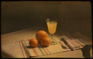 Stilleben farvefotografi af en frisk appelsin og et glas appelsinjuice taget med...