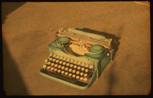 Stilleben farvefotografi af en skrivemaskine taget med Autochrome Lumière og et 35mm...