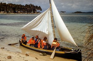 Kvinder med guldnæseringe fra Cuna-stammen på Mulatas aka San Blas Islands padler og s...