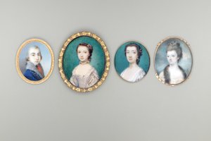 Fru Arabella Walker-Heneage, født Cope (d. ca. 1818), i cremefarvet kjole med blondekant og pelskantet frakke, perler flettet ind i hendes opsvingede og krøllede hår, himmel- og skybaggrund