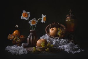 Stilleben med påskeliljer og frugt