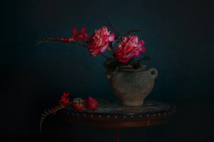 Mørkt blomsterstilleben af Lydia Jacobs