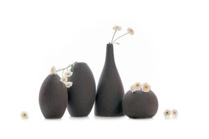 Mørke vaser og hvide blomster af Lydia Jacobs