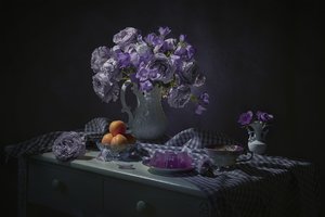 Stemningsfuldt lilla blomsterstilleben