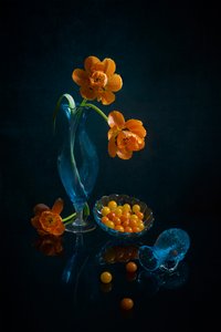 Appelsinblomster og blåt glas af Lydia Jacobs