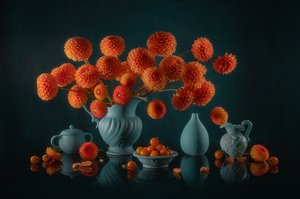 Stilleben med orange dahliaer