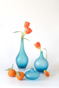 Orange tulipaner i blå vaser