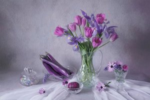 Lilla blomsterstilleben af Lydia Jacobs
