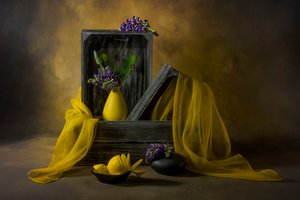 Rustikt stilleben med gule blomster af Lydia Jacobs
