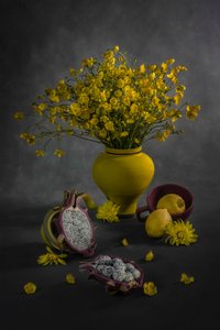 Gule blomster og frugt af Lydia Jacobs
