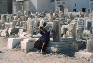 Yemenitisk mand reciterer Koranen på kirkegård med grave i Sayun, Hadramawt, Sydyemen.