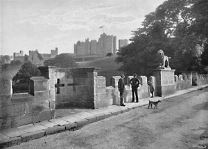 Alnwick: Løvebroen og slottet, c1896