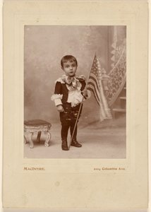 [Lille dreng står og holder et amerikansk flag]. af MacIntire