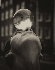 Refleksioner om den afbalancerende krystalkugle af Maciej Przeklasa