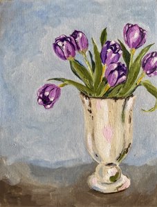 Lilla tulipaner i en vase af Madison Phipps