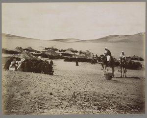Lejr med telte og kameler i (formodentlig) Egyptens ørken Scene du ørken: Arrivée de chameliers à un campement de tribu. (titel på objekt)