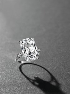 En elegant ring (platin og diamant) af Manuel Cusí