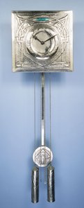 Et vægur af Margaret Gilmour (1860-1942), dekoreret i repouse med keltiske entrelac-designs af Margaret Gilmour