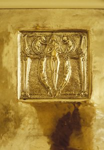 Møbler designet til No. 120 Mains Street, Glasgow, Repousse metalplade oprindeligt over pejsen, ca. 1900 (metal) af Margaret Macdonald