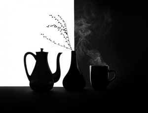 Stilleben med sort, hvid og kaffe af Margareth Perfoncio