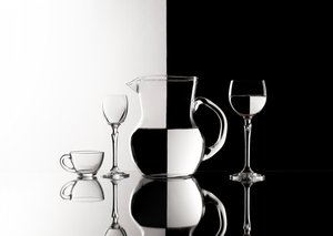 Kontrast i klart glas af Margareth Perfoncio
