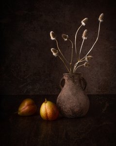 Mørke pærer og blomster af Margareth Perfoncio