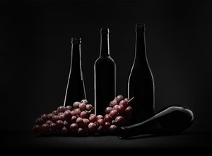 Stilleben med mørk vin af Margareth Perfoncio