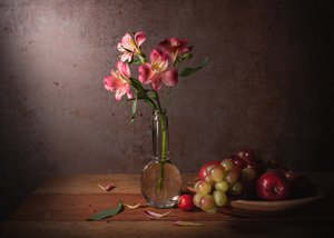Dramatisk blomster- og frugtstillbillede