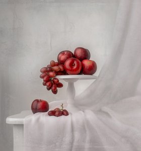 Elegante røde frugter af Margareth Perfoncio