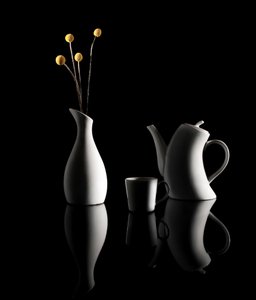 Elegant refleksion i et stilleben af Margareth Perfoncio