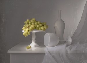 Stilleben med elegante hvide druer