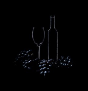 Elegant vin-stilleben af Margareth Perfoncio