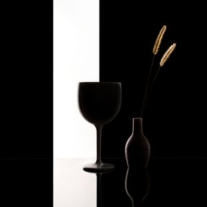 Minimalistisk sort-hvidt stilleben af Margareth Perfoncio