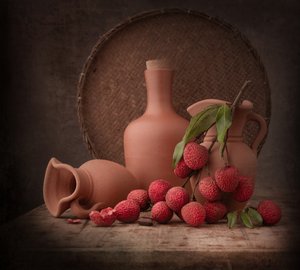 Rustikt stilleben med litchi af Margareth Perfoncio