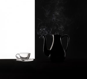 Kontrasten mellem dampende kaffe af Margareth Perfoncio