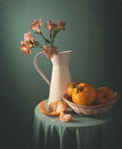 Mandariner og lyserøde blomster af Margareth Perfoncio