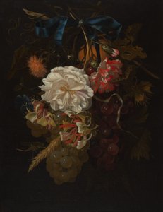 Buket med blomster og frugt med blåt bånd