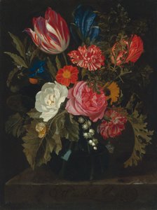 Blomster i en vase på en marmorkant