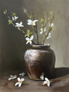 Rustik vase med hvide blomster af Marina Kozyr