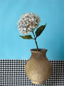 Hvid blomstervase i guld af Marina Kozyr