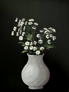 Maleriet »Hvid Blomst« – Monokrom botanisk kunst i hvid vase til hjemmet, kontoret eller som gave – 010 af Marina Kozyr