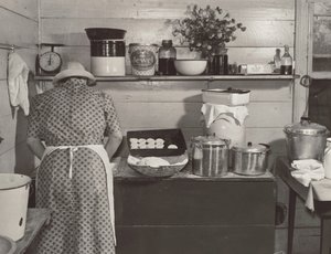 En af Wilkins-familien laver kiks til aftensmaden på majshøsterdagen i fru Fred Wilkins