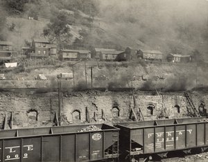 Røg fra koksovne invaderer minearbejdernes huse, Scotts Run, West Virginia