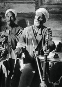 Smoking the narghileh, Cairo, 1937 af Martin Hurlimann