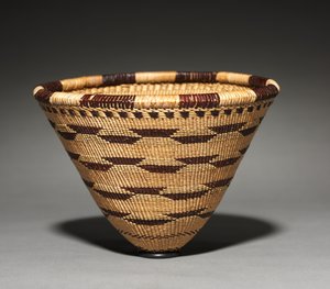 Burden Basket Model, 1900. af Mary Benson.